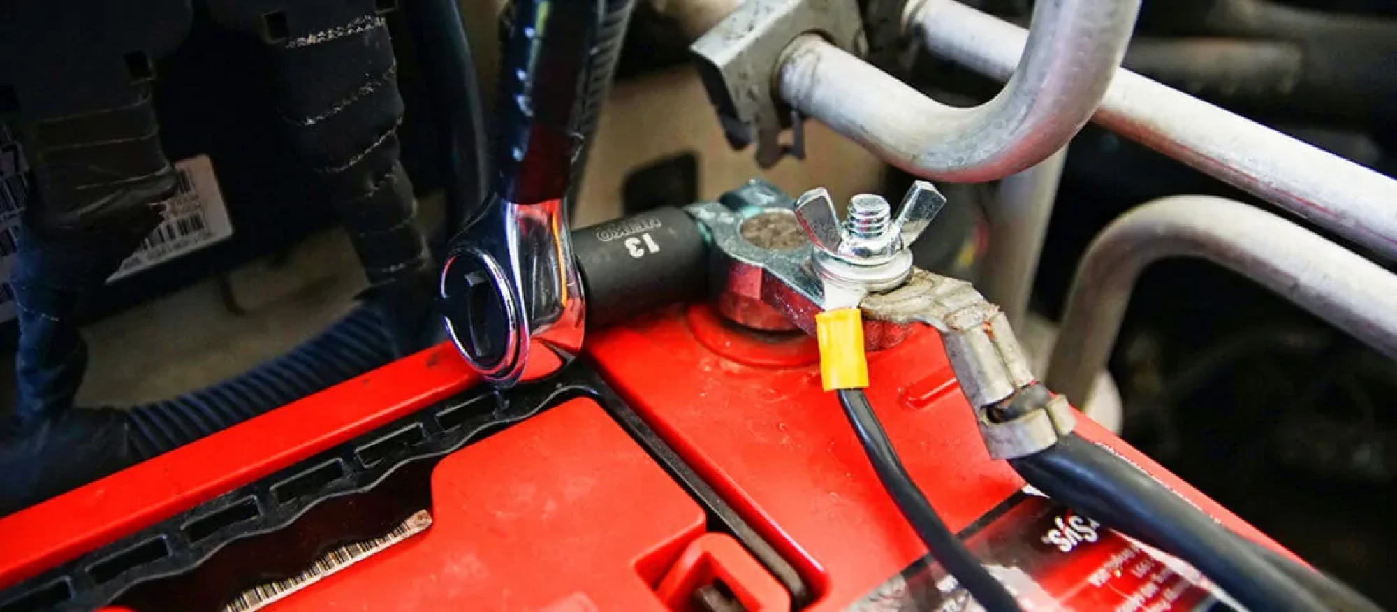 Battery-terminal-removal_1280x720-1096x480